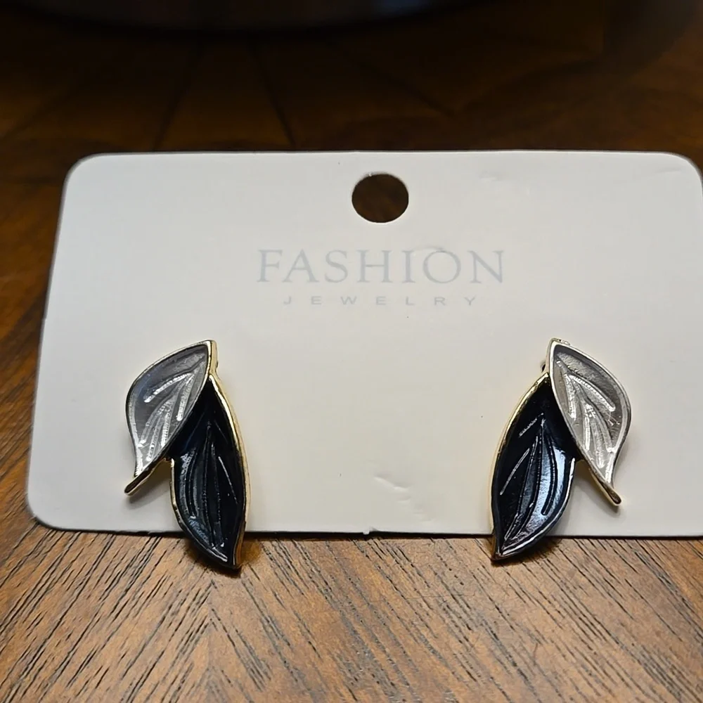 ♥️5 for $25♥️ Tree Leaf Stud Earrings / Blue-White / 925 SS ear needles
